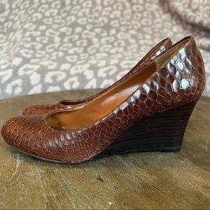 Banana Republic textured brown leather wedges Size 7.5